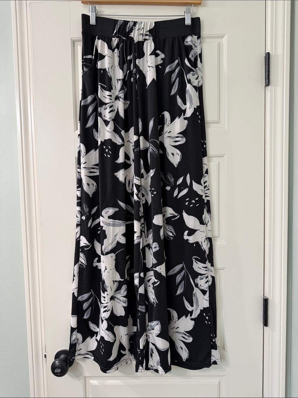 Silky Black & White Floral Wide-Leg Palazzo Pants w/ pockets